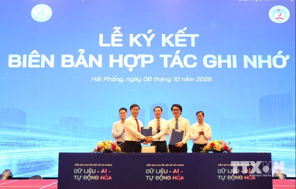 Ký kết thỏa thuận hợp tác giữa Sở Khoa học và Công nghệ thành phố Hải Phòng và Trường Đại học Kinh tế Quốc dân. (Ảnh: Mạnh Minh/TTXVN)